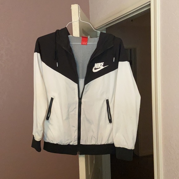 Nike Wind Jacket for Women - Picture 2 of 4
